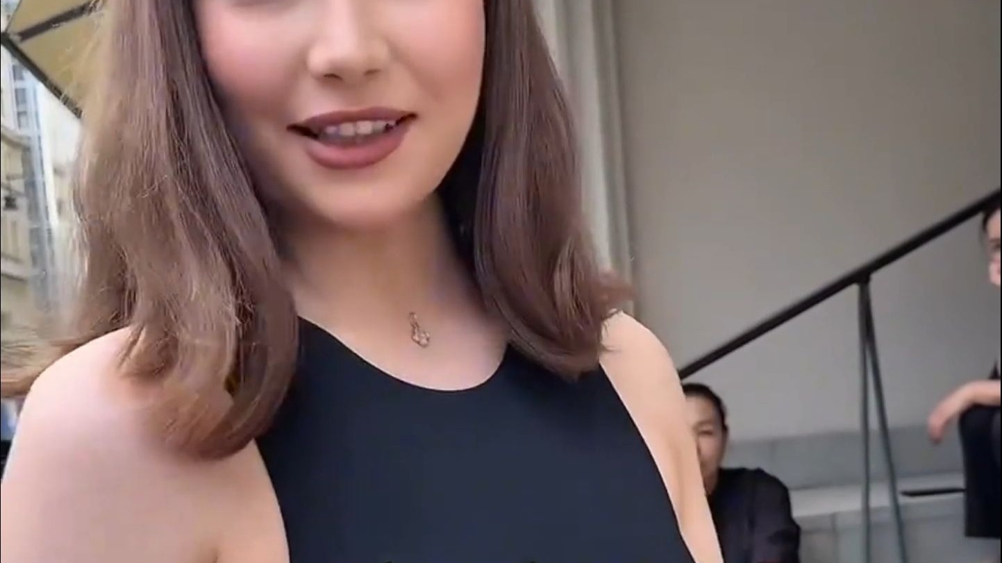 捷克街头-空气刘海蓝色卷发的小屁股和服未亡人